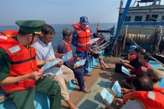 La Guardia Costera de la Región 3 se coordina con la Guardia Fronteriza de Phu Yen para difundir las leyes a los pescadores. (Foto: VNA)