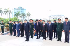 El secretario general y presidente de Vietnam, To Lamm, junto con la delegación del Comité Central, guarda un minuto de silencio en memoria de los héroes caídos. (Foto: baodanang.vn)