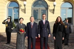 El presidente de Finlandia, Alexander Stubb, y su esposa presiden la ceremonia de bienvenida oficial al secretario general del Partido Comunista, To Lam, y su esposa en su visita oficial al país nórdico. (Foto: VNA)