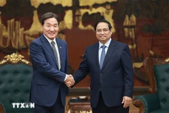 El primer ministro vietnamita, Pham Minh Chinh, recibe en Hanoi a Park Chang Dal, enviado especial del presidente de Corea del Sur. (Foto: VNA)