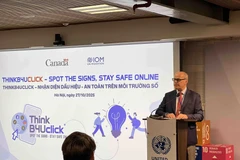 El embajador de Canadá en Vietnam, Jim Nickel, comparte su convicción sobre el papel pionero de la juventud en la prevención del fraude digital. (Foto: baoquocte.vn)