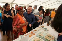 Le Dinh Ba, ministro consejero y subjefe de la misión permanente de Vietnam en Ginebra, y la directora general de la OMC, Ngozi Okonjo-Iweala, en el evento Open Day. (Foto: VNA)