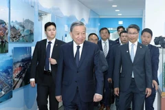 El secretario general To Lam visita el puerto automatizado de la DGT en Busan, Corea del Sur. (Foto: VNA)