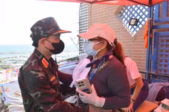 Una madre venezolana agradece a los rescatistas vietnamitas por localizar y recuperar el cuerpo de su hija entre los escombros.