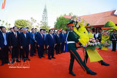 El premier Pham Minh Chinh ofrece flores en el Área Conmemorativa dedicada al ex primer ministro Pham Van Dong, en la comuna de Mo Duc, provincia de Quang Ngai. (Foto: VNA)