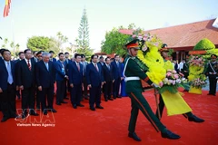 El premier Pham Minh Chinh ofrece flores en el Área Conmemorativa dedicada al ex primer ministro Pham Van Dong, en la comuna de Mo Duc, provincia de Quang Ngai. (Foto: VNA)