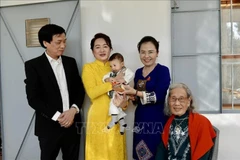 La señora Nguyen Thi Thanh Nga (en traje amarrillo) con miembros de la comunidad vietnamita en Marruecos (Foto: VNA)