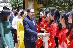 El presidente de la Asamblea Nacional, Tran Thanh Man, y su esposa visitan y se reúnen con el personal de la Embajada de Vietnam y miembros de la comunidad coterránea en Marruecos. (Foto: VNA)