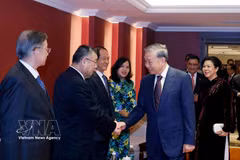 El secretario general del Partido Comunista y presidente de Vietnam, To Lam, junto con su esposa, sostiene un encuentro con familiares de generales, expertos y personalidades vinculadas a la amistad entre Vietnam y China. (Foto: VNA)