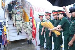 Líderes del Departamento de Mantenimiento de la Paz de Vietnam y varias agencias y unidades reciben al tercer Equipo de Ingenieros en el aeropuerto internacional de Noi Bai, en Hanoi (Foto: qdnd.vn)
