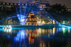 Espacio de iluminación artística del Lago Hoan Kiem y la Torre de la Tortuga en Hanoi