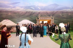 El secretario general To Lam y su esposa, junto con el presidente kazajo, Kassym-Jomart Tokayev, visitan la aldea cultural étnica en Astaná. (Foto: VNA)