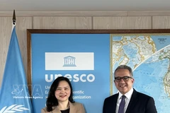 La embajadora Nguyen Thi Van Anh, jefa de la Misión Permanente de Vietnam ante la UNESCO, en una reunión con el director general de esta organización, Khaled El-Enany. (Foto: VNA)