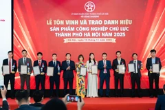 El Comité Organizador otorgó certificados a las empresas. (Foto: hanoi.gov.vn)