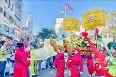 Recreando la procesión del fundador de la profesión de costura del Ao dai. (Foto: VNA)