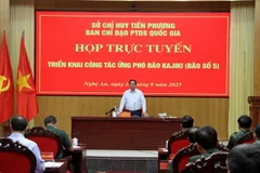 El primer ministro Pham Minh Chinh dirige directamente la respuesta a la tormenta Kajiki. (Foto: VNA)