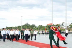 El secretario general To Lam y la delegación de trabajo del Comité Central rinden homenaje en el Monumento al Presidente Ho Chi Minh, en Phu Quoc. (Foto: VNA)