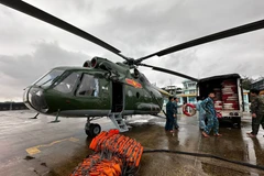 Helicópteros listos para despegar y entregar ayuda humanitaria a la población de las provincias afectadas por inundaciones. (Foto: VNA)