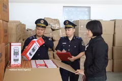 Funcionarios de la Aduana del puesto fronterizo de Tan Thanh, en la provincia de Lang Son, inspeccionan el diseño, la tipología y las especificaciones de las mercancías en la zona de control de cargas de importación. (Foto: VNA)