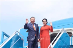 El secretario general del Comité Central del Partido Comunista de Vietnam (PCV), To Lam, y su esposa Ngo Phuong Ly, parten de Hanoi para una visita oficial a Finlandia. (Foto: VNA)