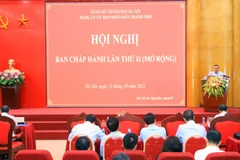 El secretario del Comité partidista y presidente del Comité Popular, Tran Sy Thanh, habla en la reunión. (Foto: Comité Popular de Hanoi)