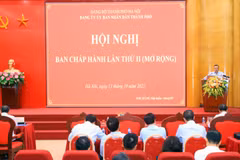 El secretario del Comité partidista y presidente del Comité Popular, Tran Sy Thanh, habla en la reunión. (Foto: Comité Popular de Hanoi)