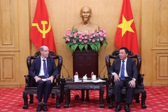 El director de la Academia Política Nacional Ho Chi Minh, Nguyen Xuan Thang, (derecha) recibe al vicepresidente de Asuntos Gubernamentales y Políticas Públicas de Google para la región de Mercados Emergentes, Doron Avnin. (Foto: VNA)