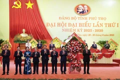 El presidente Luong Cuong entrega flores para felicitar al Comité provincial del Partido de Phu Tho. (Foto: VNA)