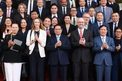 El primer ministro vietnamita, Pham Minh Chinh, con representantes de empresas estadounidenses en la cita (Foto: VNA)