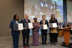 La directora general de la OMC, Ngozi Okonjo-Iweala, y representantes de los países miembros. (Foto: VNA)
