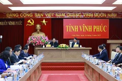 El primer ministro Pham Minh Chinh trabaja con el Buró Ejecutivo del Comité partidista de Vinh Phuc sobre el desarrollo socioeconómico de la provincia. (Foto: VNA)