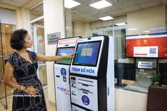 Los ciudadanos sacan número para realizar trámites en el Centro de Servicios de Administración Pública en Hanoi. Foto: VNA
