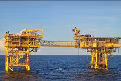 Finalización de la instalación de la plataforma BK-24 y su puente de conexión con la plataforma BK-20. (Foto: nangluongvietnam.vn)