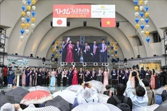 Los delegados cortan la cinta inaugural del Festival de Vietnam 2025 en Japón. (Foto: VNA)