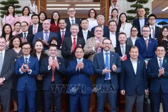 El primer ministro de Vietnam, Pham Minh Chinh, y representantes empresariales británicas. (Foto: VNA)