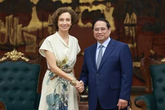 El primer ministro de Vietnam, Pham Minh Chinh, recibe a la directora general de la UNESCO, Audrey Azoulay. (Foto: VNA)