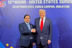 El primer ministro vietnamita, Pham Minh Chinh, se reúne con el presidente estadounidense, Donald Trump, al margen de la 13ª Cumbre ASEAN–EE.UU. Foto: VNA