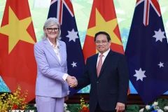 El primer ministro Pham Minh Chinh se reúne con el gobernador general de Australia, Sam Mostyn. (Foto: VNA)