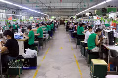 Trabajadores laboran en un taller de confección de prendas textiles destinadas a la exportación. (Foto: VNA)