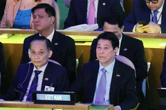 El presidente Luong Cuong (derecha) y el ministro interino de Relaciones Exteriores, Le Hoai Trung, asisten al acto del 80.º aniversario de la fundación de las Naciones Unidas en Nueva York. (Foto: VNA)