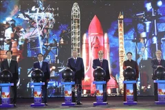 El secretario general del Partido, To Lam, el primer ministro Pham Minh Chinh y otros líderes y exlíderes del Partido y del Estado oficiaron la ceremonia inaugural de la Exposición. (Foto: VNA)