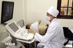 Médicos militares realizan ultrasonido a residentes de la localidad de Dong Dang, provincia de Lang Son. (Foto: VNA)
