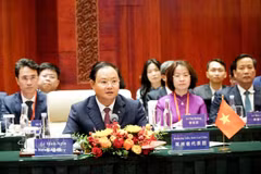 Le Minh Ngan, miembro del Comité Central del Partido, secretario del Comité partidista del Partido y presidente del Consejo Popular de Lai Chau,, habla en la reunión. Foto: VNA