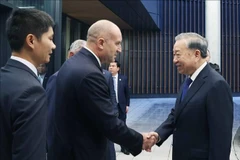 El presidente búlgaro, Rumen Radev, recibe al secretario general To Lam en su visita a la empresa de defensa Samel 90. Foto: Thong Nhat/VNA