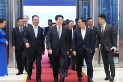 El presidente Luong Cuong inspecciona los preparativos para la ceremonia de apertura de firma de la Convención de las Naciones Unidas contra la Ciberdelincuencia (Convención de Hanoi) en el Centro Nacional de Convenciones. Foto: VNA