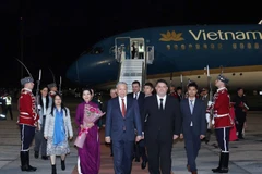 Ceremonia de bienvenida al secretario general To Lam y su esposa en el Aeropuerto Internacional de Sofía. (Foto: VNA)