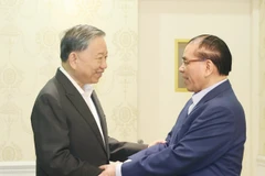 El secretario general del Partido Comunista de Vietnam, To Lam, (izquierda) visita al exsecretario general de la fuerza partidista Nong Duc Manh en ocasión del Tet (Fuente: VNA)