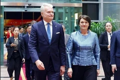 El presidente de Lituania, Gitanas Nausėda, y su esposa, Diana Nausėdienė, llegan a Hanoi. (Foto: VNA)