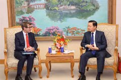 El viceprimer ministro vietnamita Tran Hong Ha (derecha) recibe al delegado interministerial para Suministros en Minerales y Metales Estratégicos de Francia, Benjamin Gallezot. (Fuente: VNA)