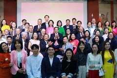 El primer ministro de Vietnam, Pham Minh Chinh, en un encuentro con el personal de la Embajada y la comunidad coterránea residente en Francia. (Foto: VNA)